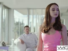 Melanie Marie im pinken Dress beim Cyber-Fick rangenommen